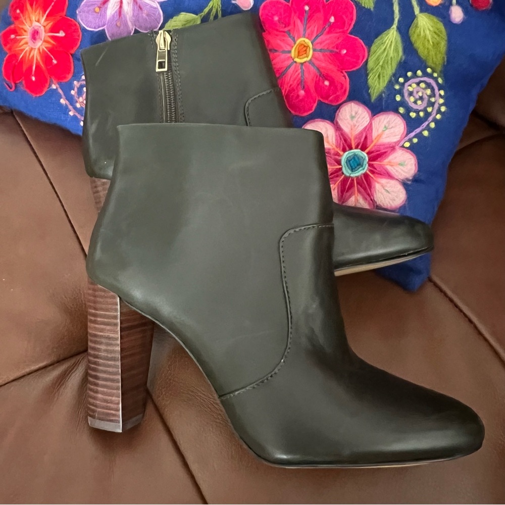 Ann Taylor  Black Leather Ankle Boots 8.5